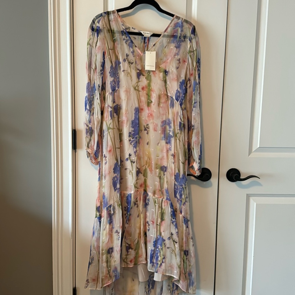 Stunning Club Monaco crepe dress, size large, never worn